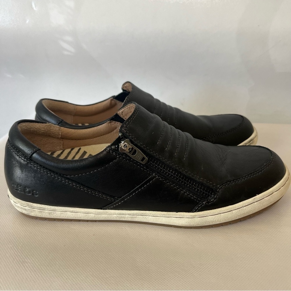 Taos Zipward Black Leather Sneakers